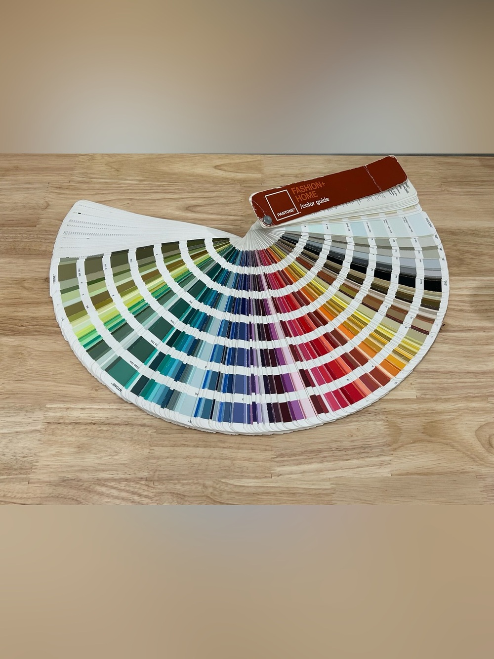 Pantone Fashion + Home Color Guide Chromatic Edition 1,925 TPX Colors
